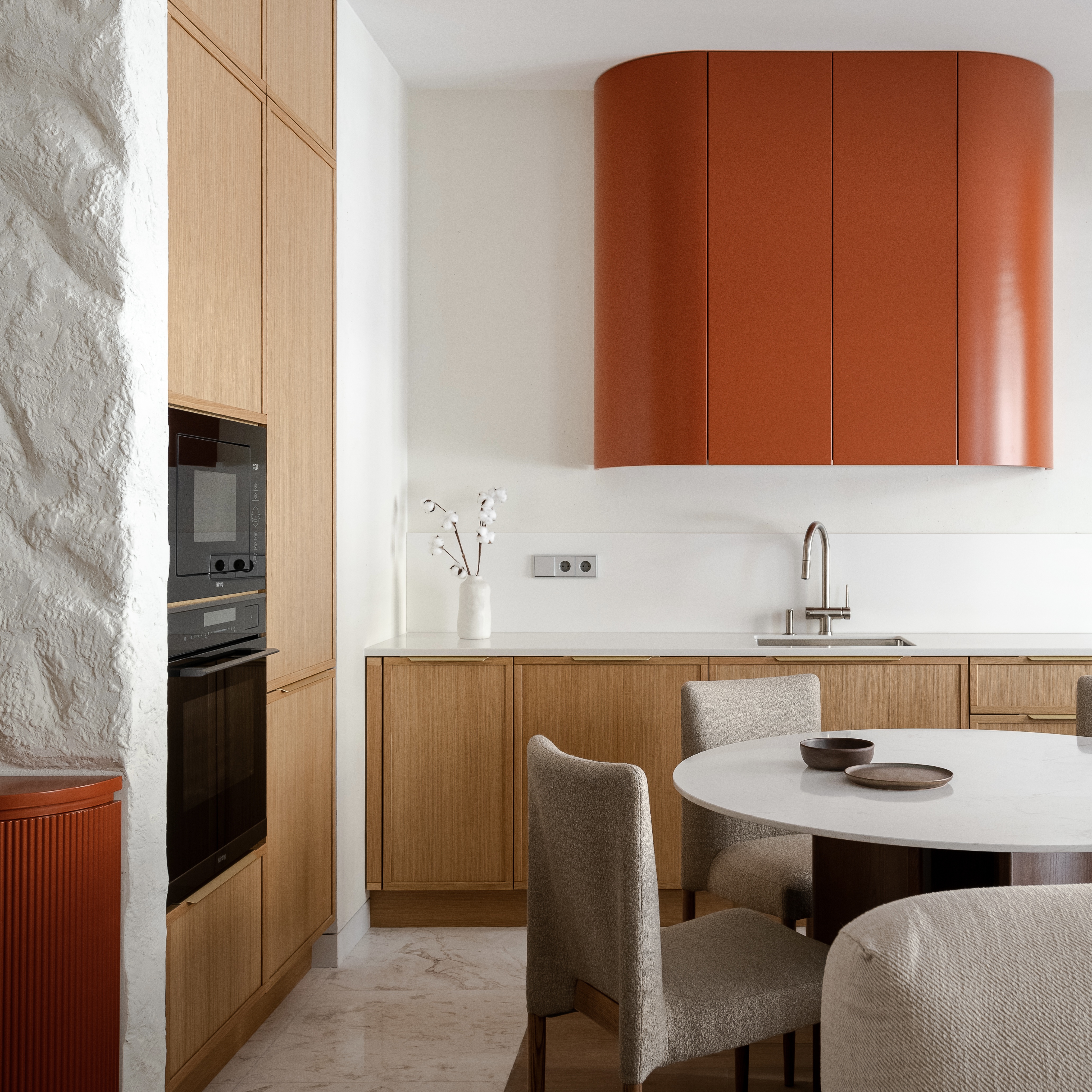 KVADRO. STRIKING KITCHEN WITH A BRIGHT ACCENT