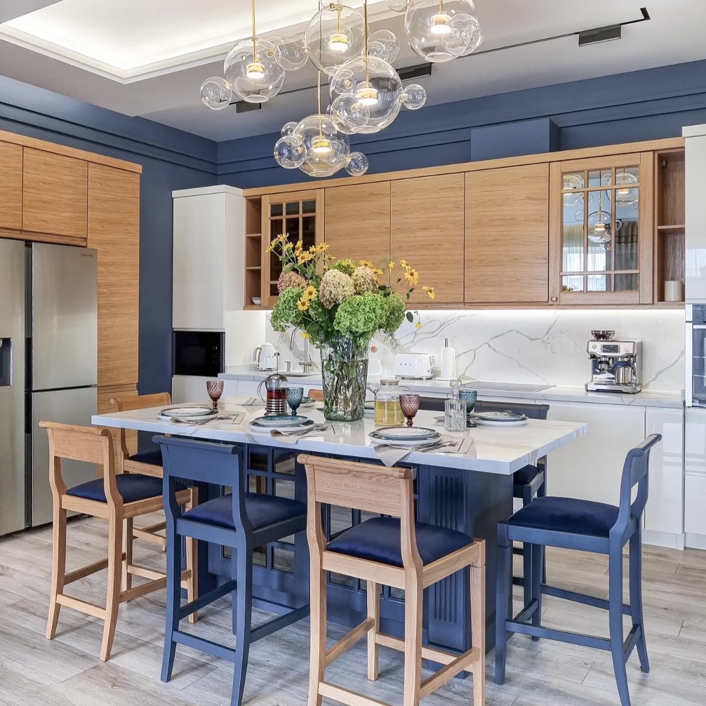 VERONA. IMPRESSIVE OAK KITCHEN WITH ISLAND